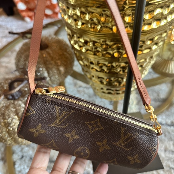 Louis Vuitton Monogram
Mini Papillon Handbag - Picture 4 of 13